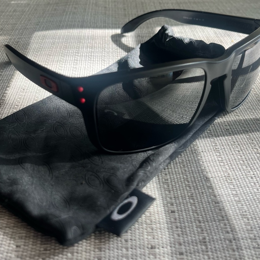 Oakley Holbrook Prizm Polarized Sunglasses – Matte Black/Red